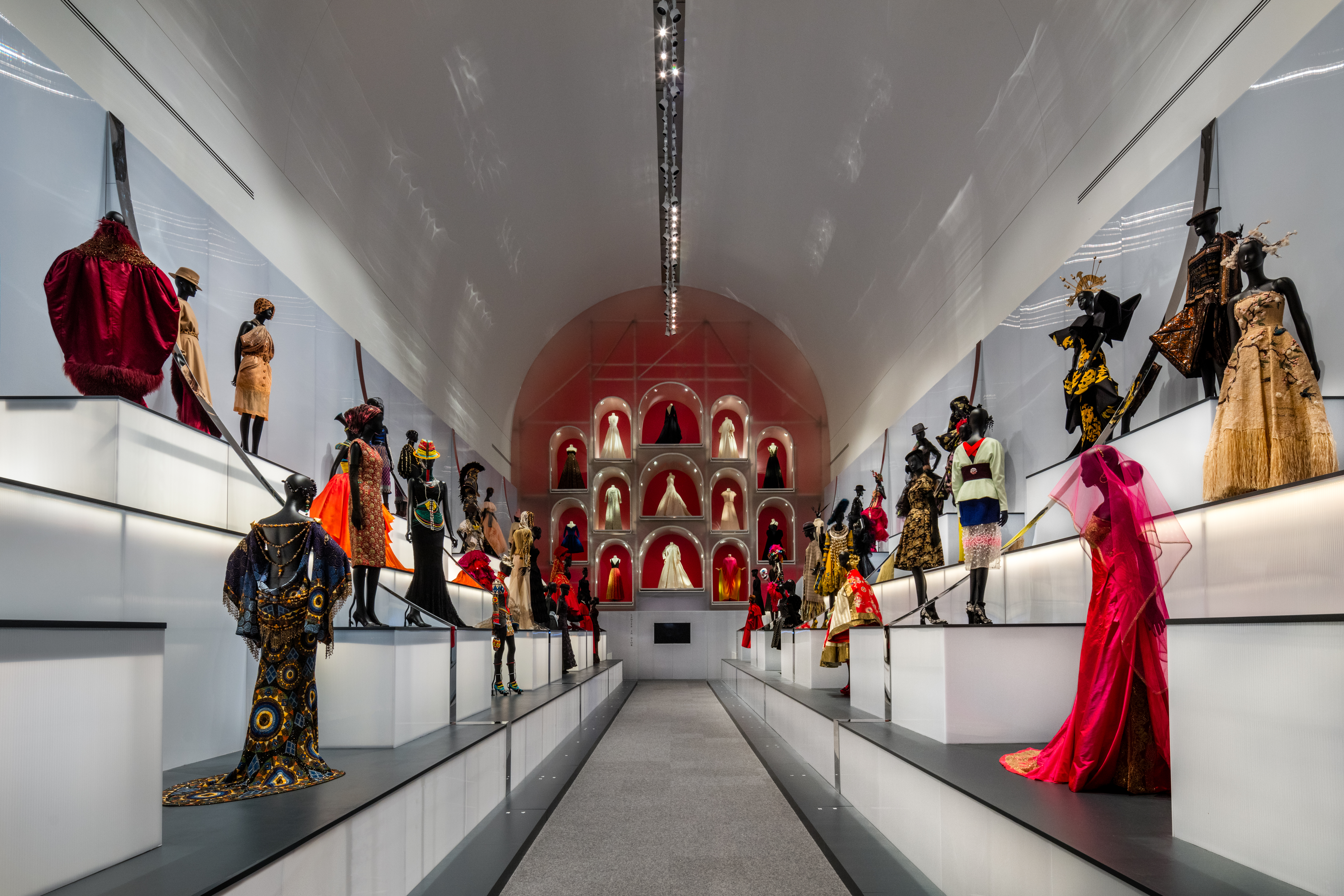 Lewat eksebisi ini, pengunjung dibuat lebih berjarak dengan pakaian yang dipamerkan. (Foto: James Florio untuk DIOR)