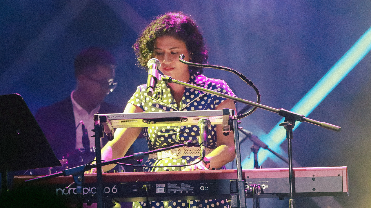 Melantun Irama Nostalgis Nona Ria di Java Jazz Festival 2025 - Dewi ...