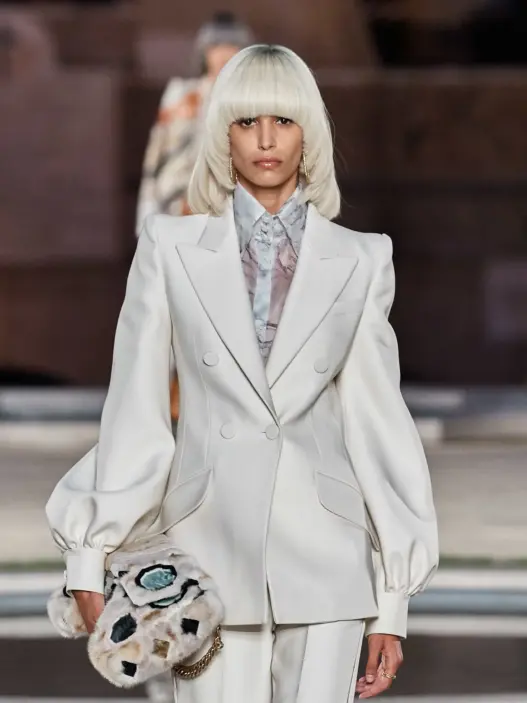 Fendi Couture Fall 2019: Koleksi Karismatik Silvia Venturini Fendi