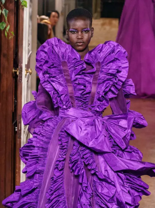 Valentino Couture Fall 2019: Adibusana yang Penuh Warna