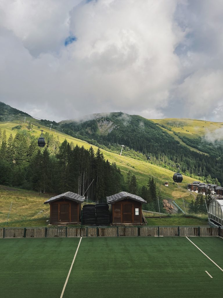 Salah satu sudut Club Med Alpes di Valmorel, dengan lanskap Pegunungan Alpen Prancis.