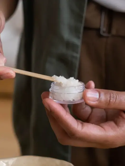 Wajah Segar Berseri Berkat Bibir Lembap yang Merona