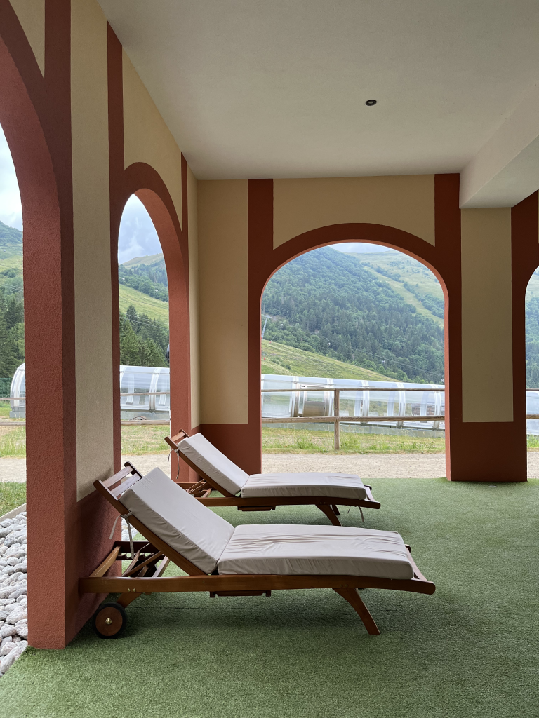 Salah satu sudut Club Med Alpes di Valmorel, dengan lanskap Pegunungan Alpen Prancis.