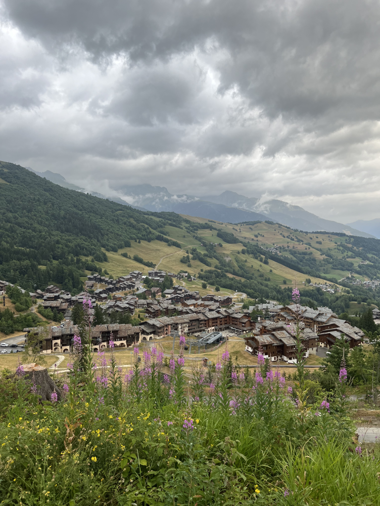 Pemandangan dari jalur pendakian di Club Med Valmorel.