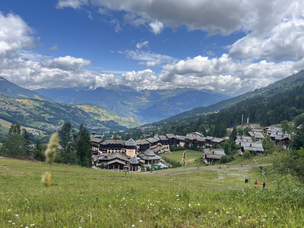 Panorama Club Med Alpes di Valmorel, Prancis, diambil dari perbukitan di sekelilingnya.
