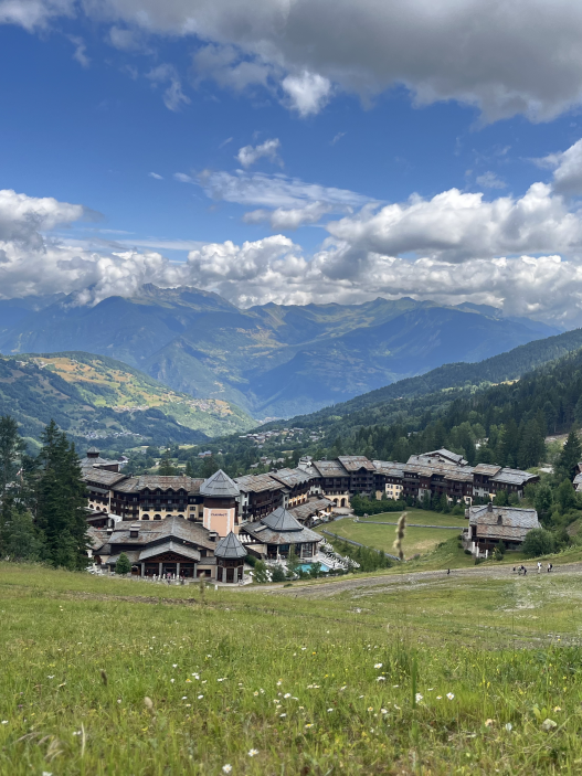 Panorama Club Med Alpes di Valmorel, Prancis, diambil dari perbukitan di sekelilingnya.