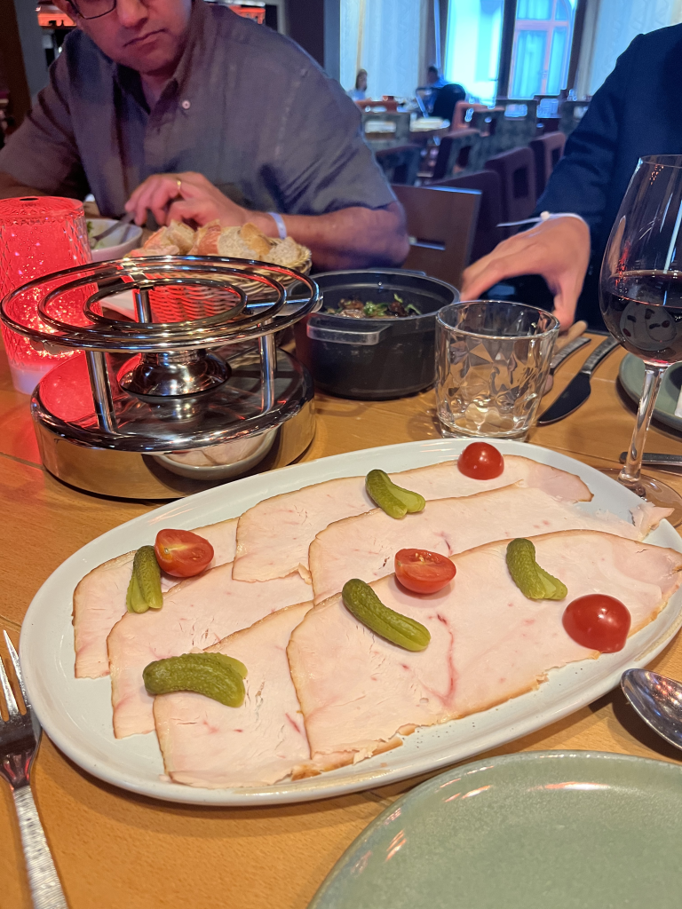 Sajian cold cuts dan anggur untuk menemani andrawina raclette di Club Med Valmorel.