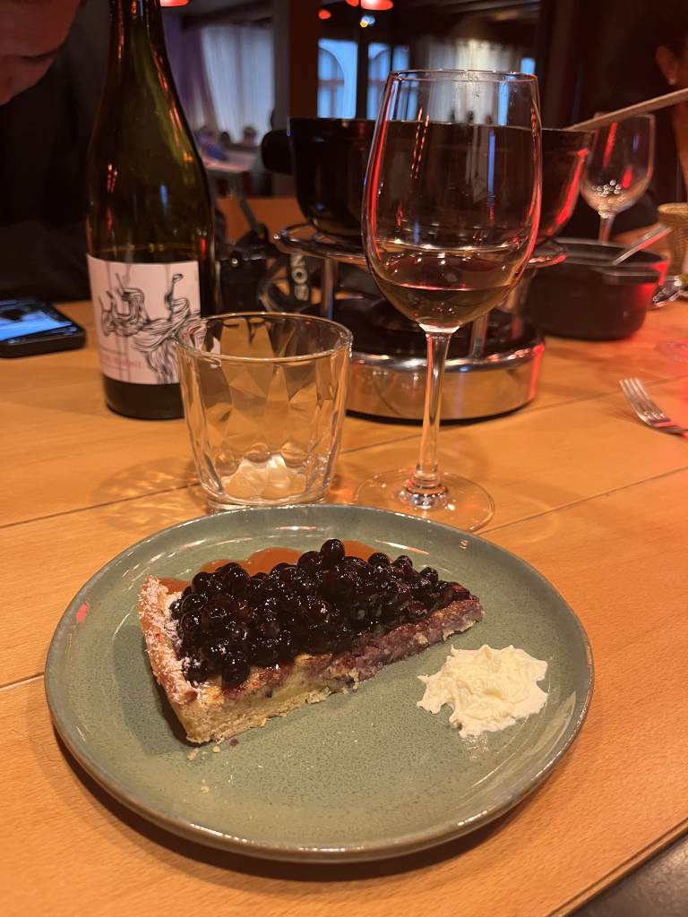 Pie dengan berry, hidangan penutup andrawina raclette di Club Med Valmorel.