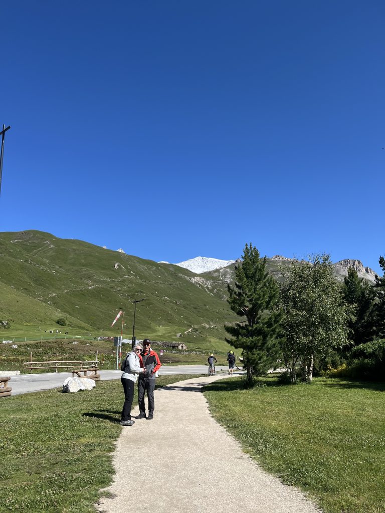 Jalan menuju Lac de Tignes dari Club Med Tignes.