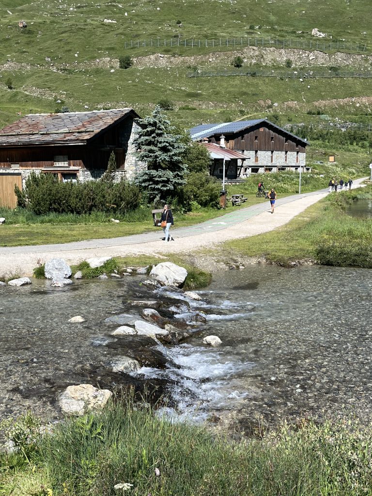 Sungai glasial yang mengalir dari Grand Motte ke Lac de Tignes.