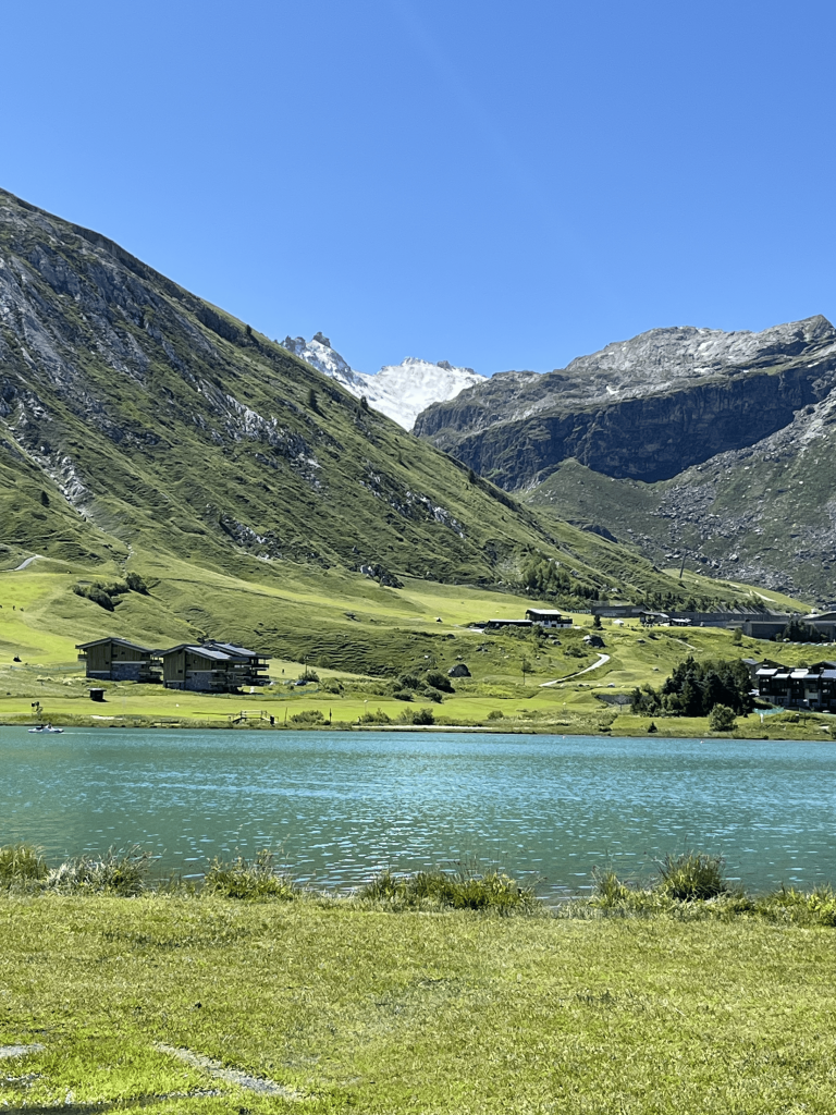 Pemandangan Lac de Tignes dari seberang bulevar.