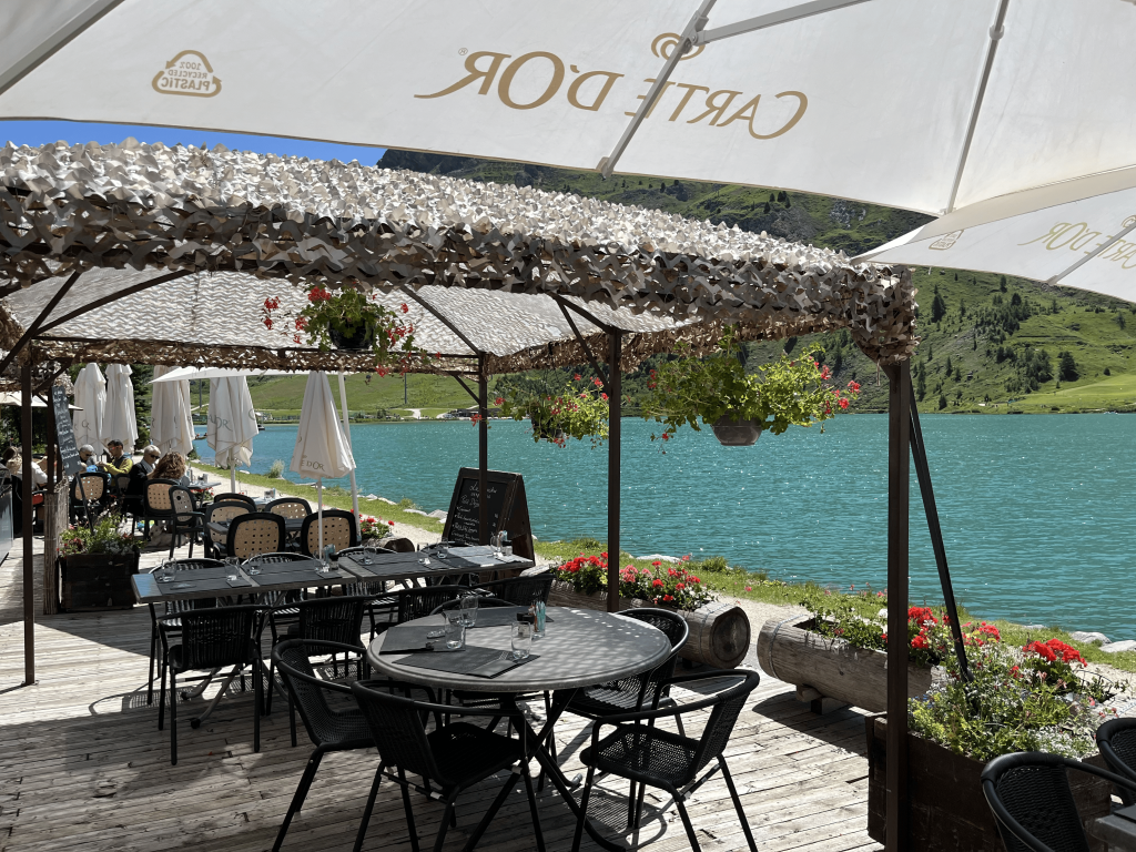 Eksterior kafe alfresco di pesisir Lac de Tignes.
