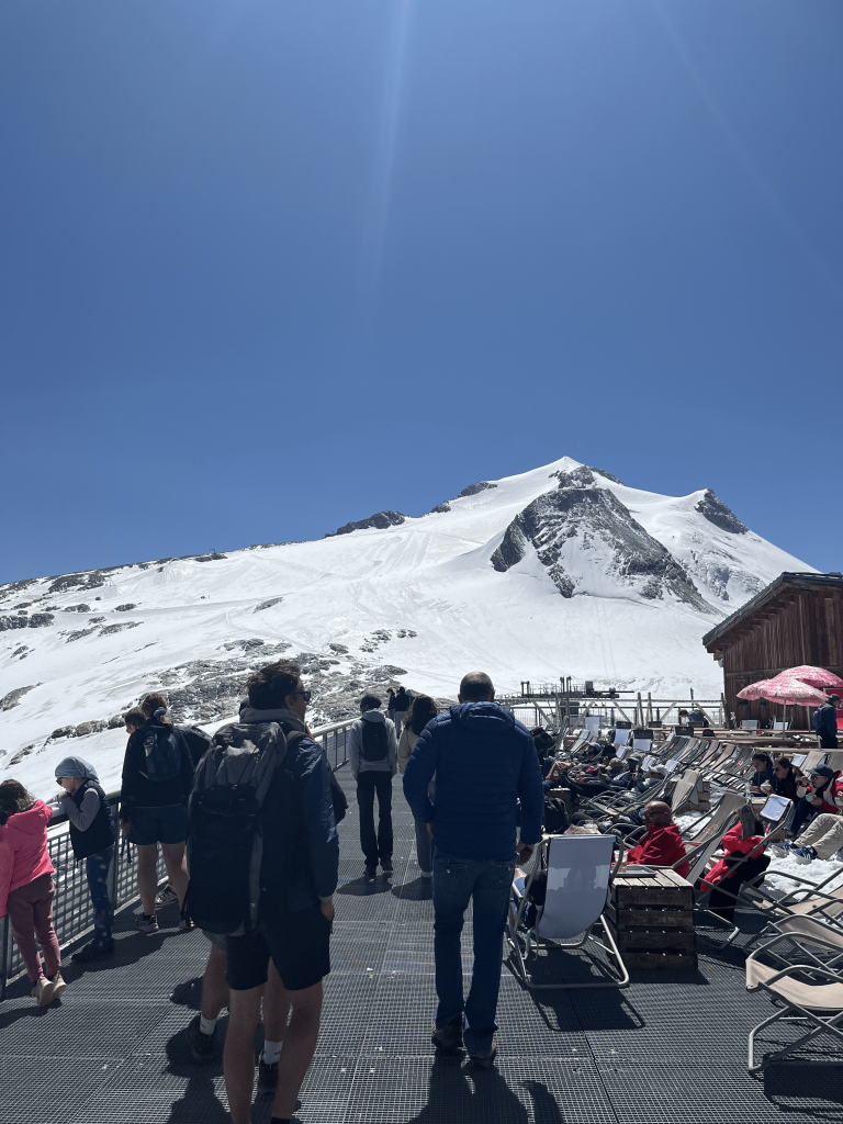 Pemandangan puncak Pegunungan Alpen dari gardu pandang Grande Motte.