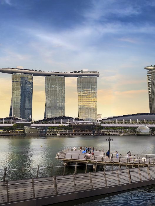 Ilustrasi seniman akan menara keempat Marina Bay Sands, berada di sebelah kanan tiga menara yang sudah ada.