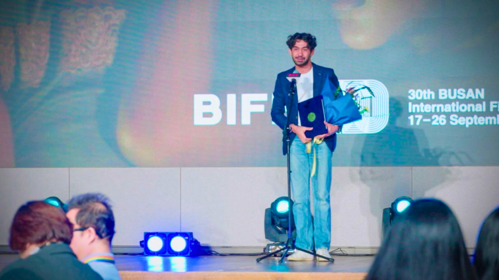 Majalah DEWI – Film pangku Reza Rahadian menang penghargaan di busan (2)