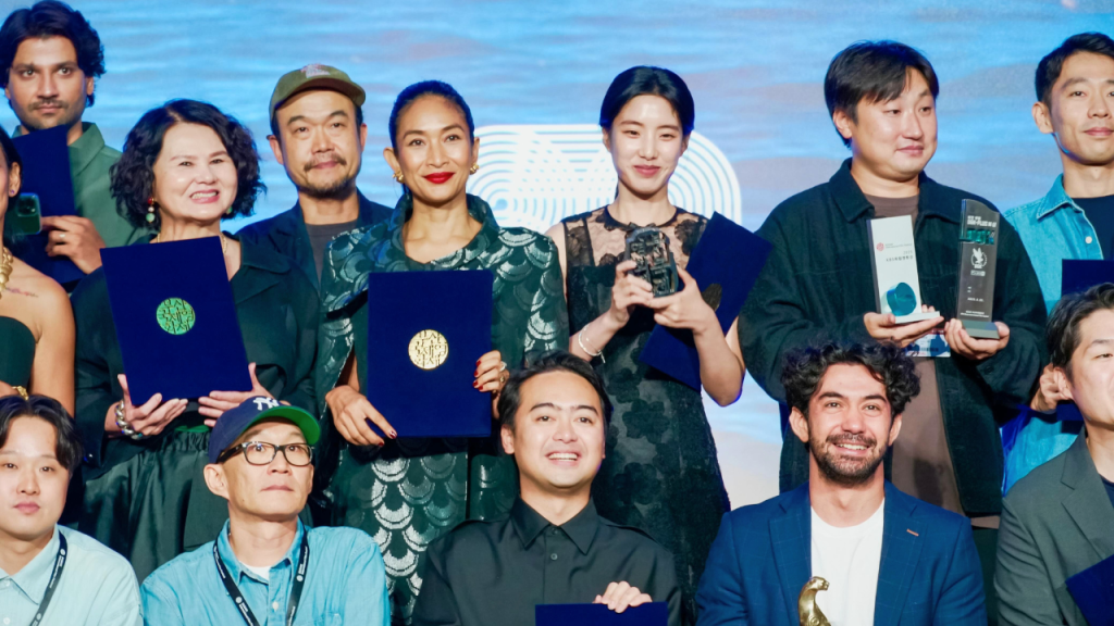 Majalah DEWI – Film pangku Reza Rahadian menang penghargaan di busan (3)
