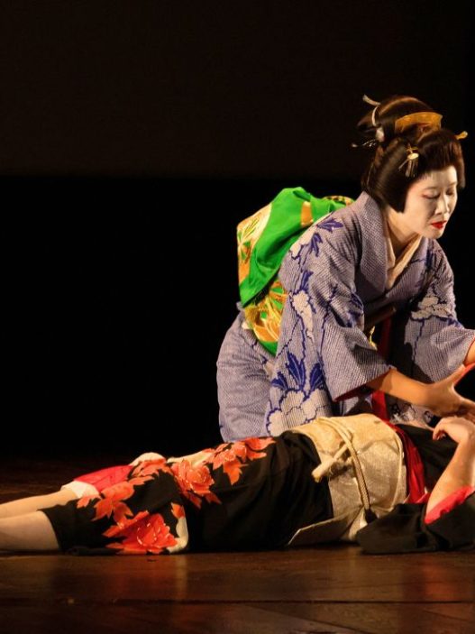Teater Salihara menjadi ruang bagi hadirnya The Last Geishas: Re-Creation yang menyusuri tradisi geisha melalui riset tubuh dan tafsir panggung kontemporer.