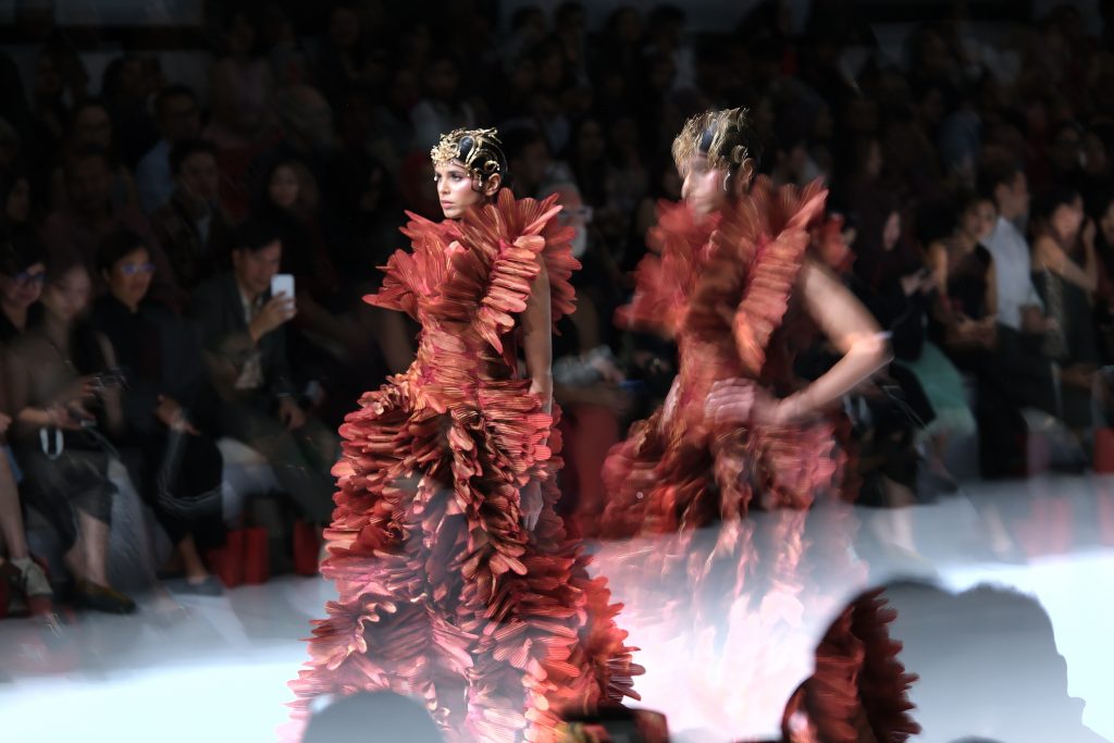Busana rancangan Christie Basil, salah satu perancang dalam "Miracle Runway" persembahan Pond's Age Miracle di Jakarta Fashion Week 2026.