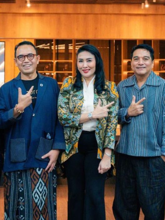 Bali menjadi saksi perayaan New Year’s Eve paling eksklusif, di mana kolaborasi heritage Erwin Gutawa Orchestra bertemu soulful jazz Indra Lesmana di tepi pantai KEK Sanur yang mewah.
