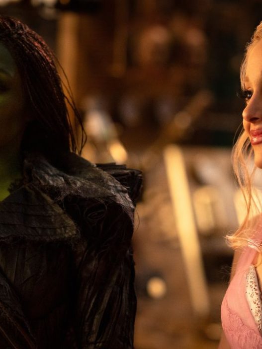 Di tangan Jon M. Chu, kisah Glinda dan Elphaba kembali dihadirkan melalui visual menawan yang merekatkan kembali arti kebaikan.