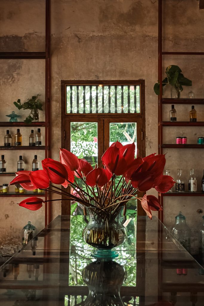 POWDER ROOM LONG TABLE (1)