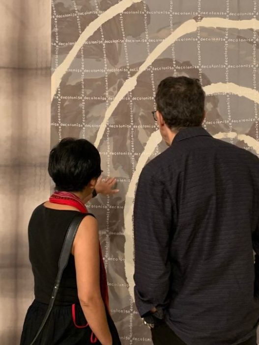 Menyusursi ruang pameran dengan karya tekstil sebagai medium dialog.