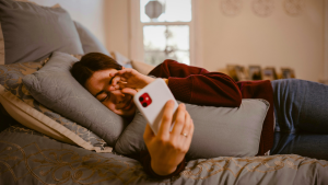 Apakah Kita Masih Memberi Ruang untuk Mendengarkan yang Perlahan?