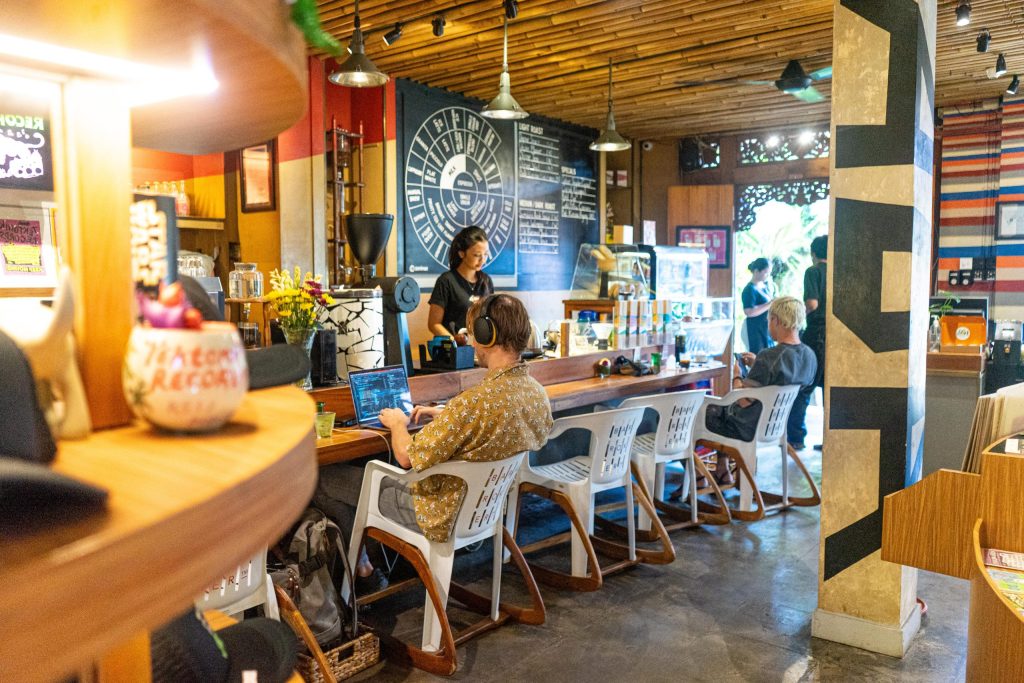 Sejumlah kafe di Bali meracik kopi gourmet untuk memulai hari. Foto: Seniman Coffee.