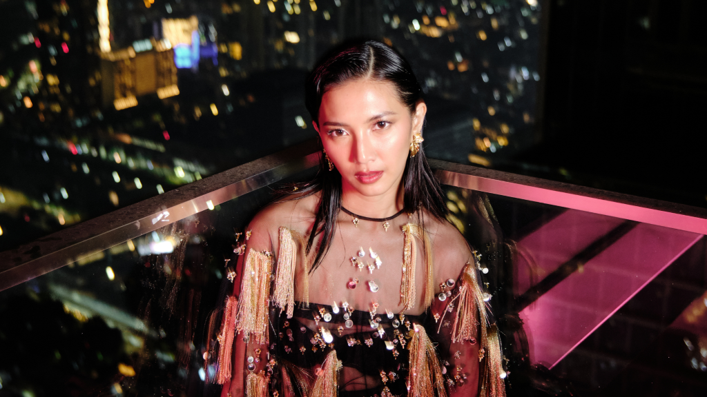 Hotel terbaik Jakarta menawarkan tetirah ayu di tengah kesibukan metropolitan. Foto: dok. DEWI (Sheila Dara dalam sampul DEWI Vol. 1 2026, difoto oleh Christian Soegiarto di Pan Pacific Jakarta).