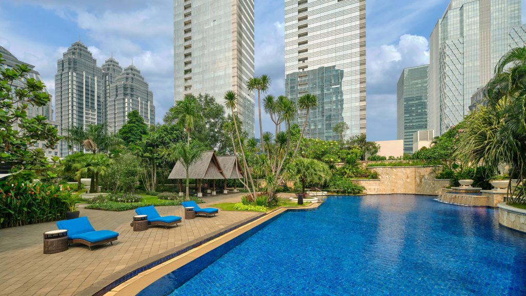 jktrt-outdoor-pool-4029-hor-wide