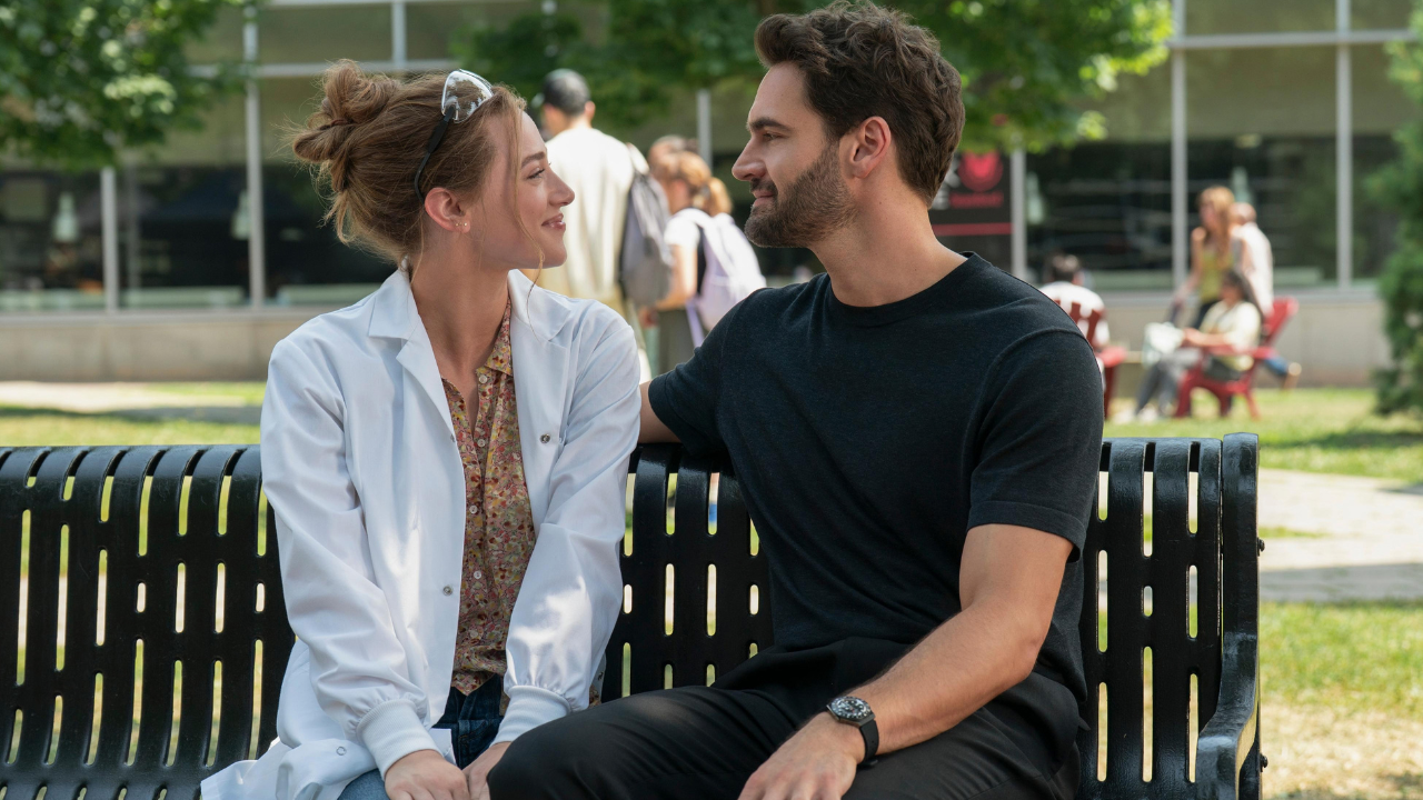 Review Film The Love Hypothesis: Mengapa Rom-Com Ini Tetap Menyenangkan Ditonton Meski Akhirnya Bisa Ditebak?